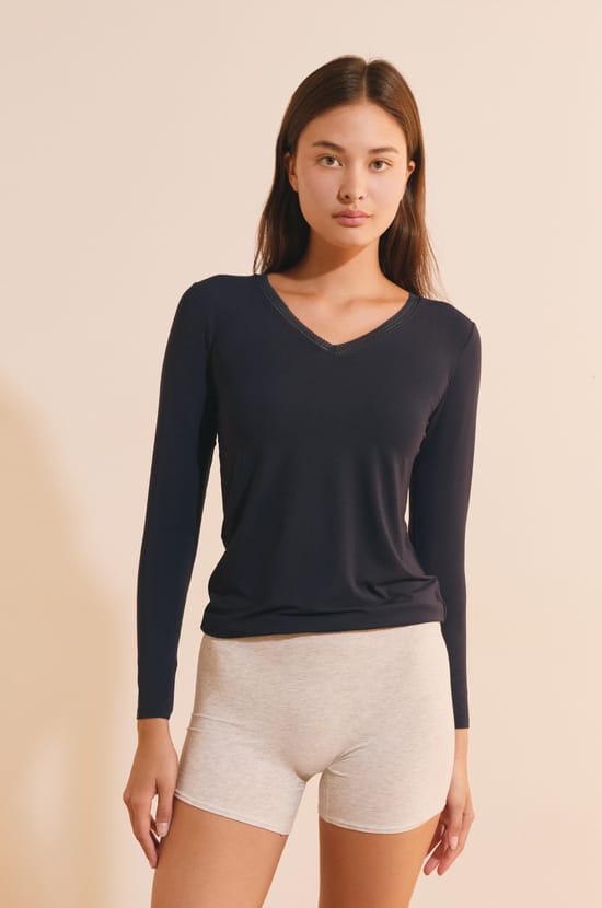 T-Shirt mit V-Ausschnitt aus Thermostrick;${refinementColor}