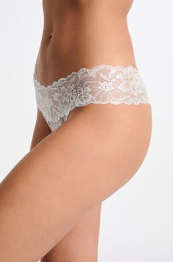 Tanga en dentelle;${refinementColor}