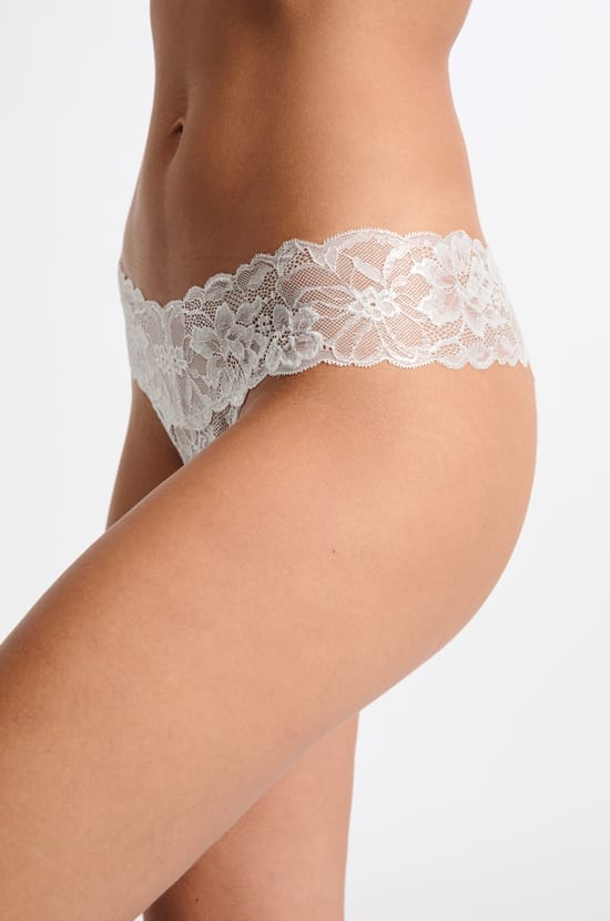 Tanga en dentelle;${refinementColor}