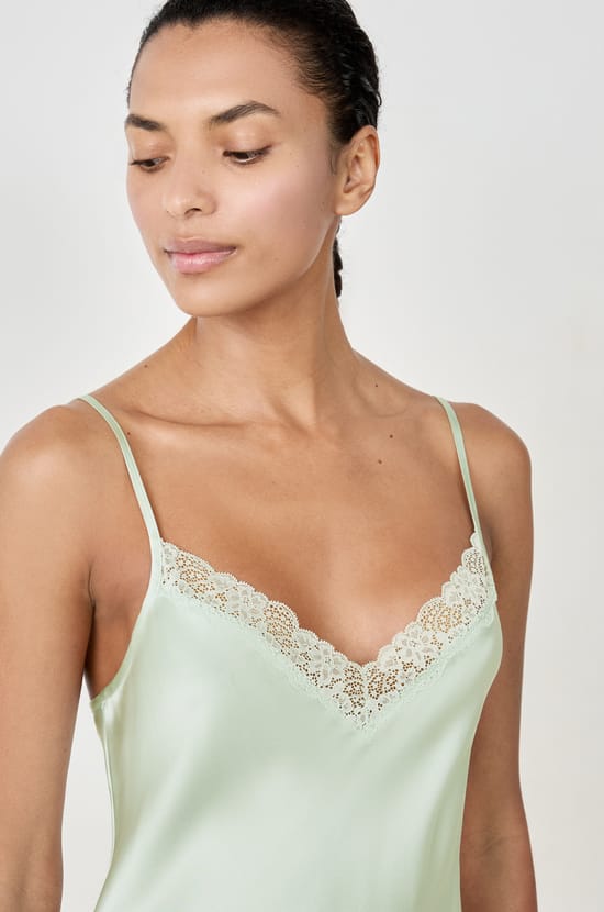Camisón de seda con detalles de encaje;${refinementColor}