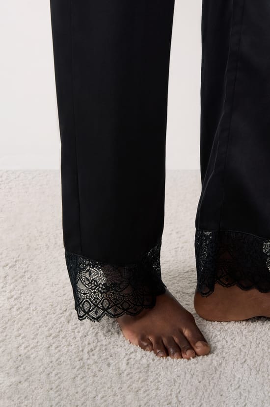 Pantalon de pyjama satin&eacute; d&eacute;tails dentelle;${refinementColor}