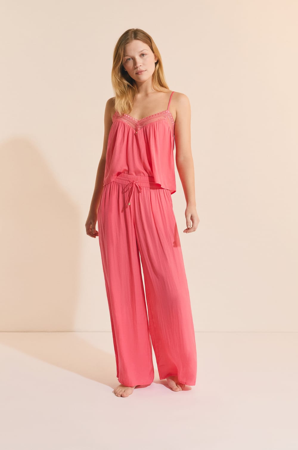 Pantalon satin&eacute; coupe large;${refinementColor}