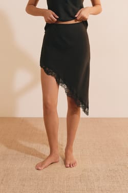Jupe midi asym&eacute;trique avec d&eacute;tails dentelle;${refinementColor}
