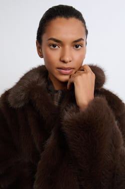 Manteau court en fausse fourrure;${refinementColor}