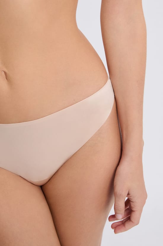 Tanga en microfibre satin&eacute;e;${refinementColor}