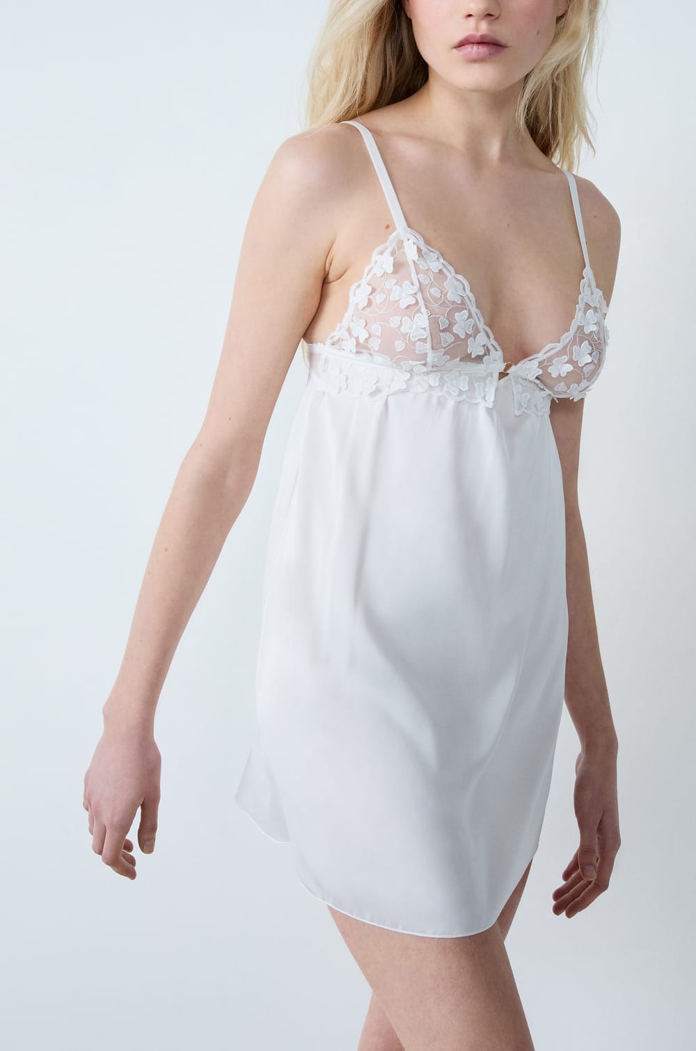 Short nightdress with floral details;${refinementColor}