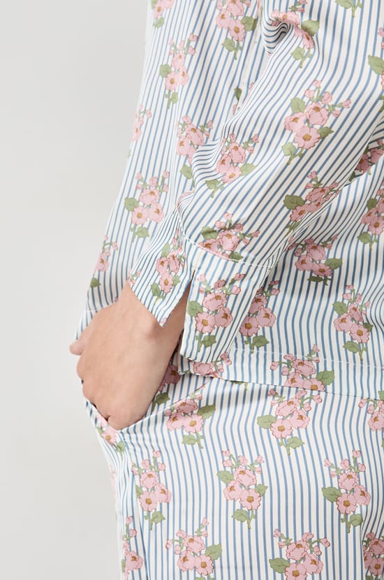 Chemise de pyjama satinée à motifs fleurs;${refinementColor}