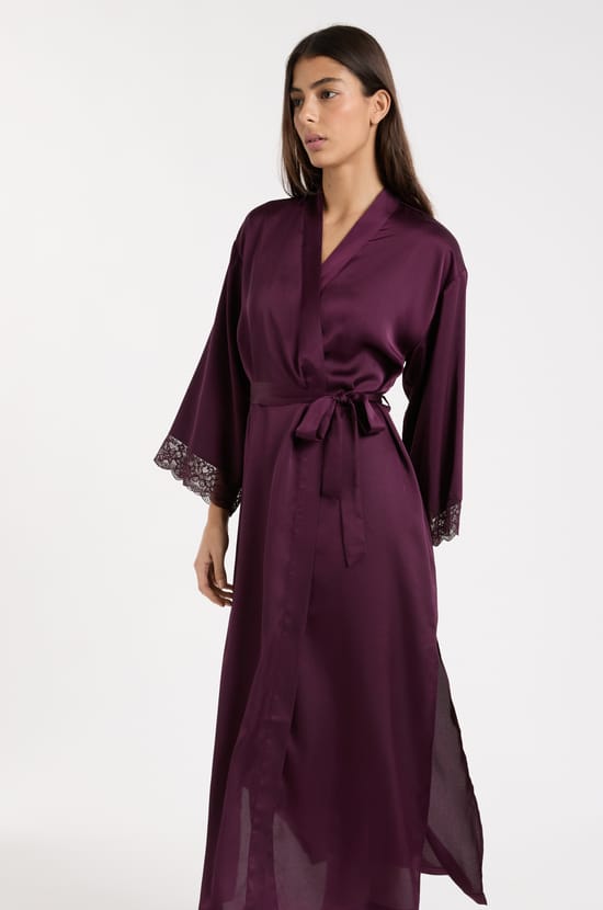 Szlafrok satynowy z detalami koronkowymi;${refinementColor}