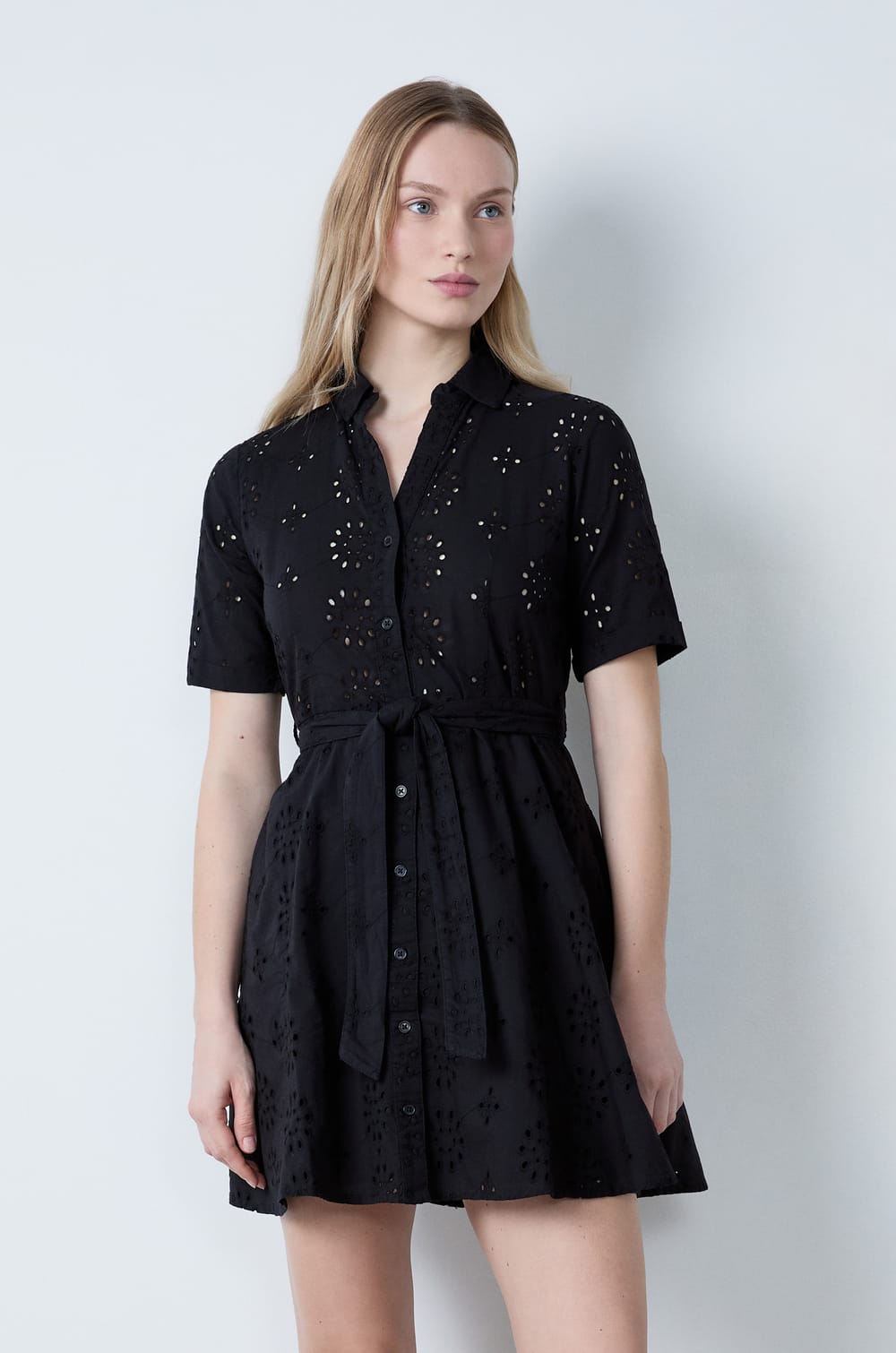 Robe courte broderie manches courtes;${refinementColor}