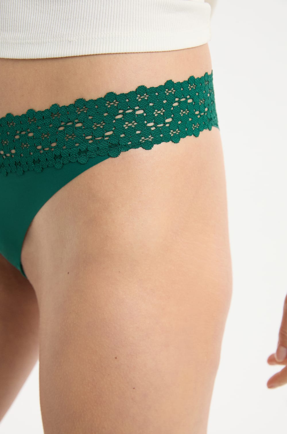 Tanga en microfibre et dentelle;${refinementColor}