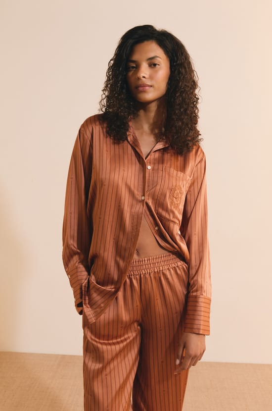 Chemise de pyjama &agrave; rayures satin&eacute;e;${refinementColor}