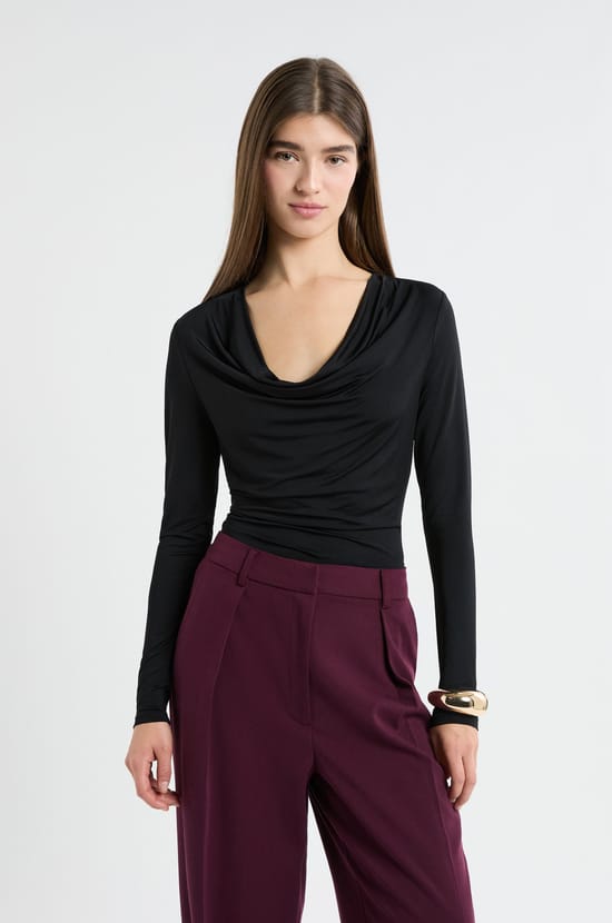 T-shirt manches longues avec d&eacute;collet&eacute; drap&eacute;;${refinementColor}