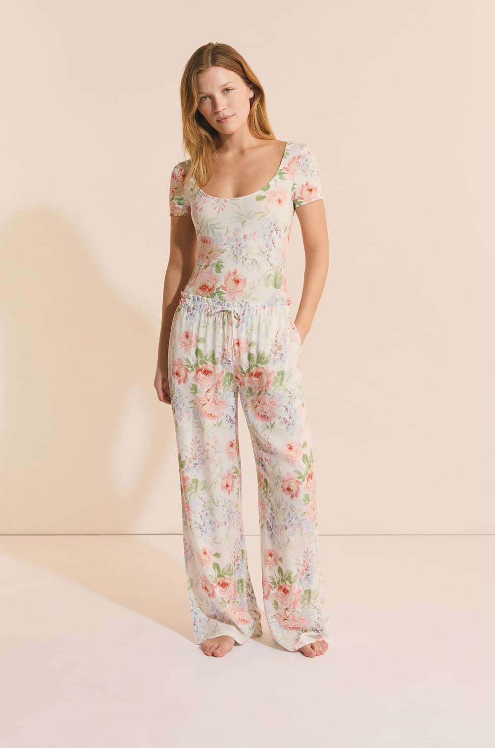 Pantalon de pyjama &agrave; motif fleuri;${refinementColor}