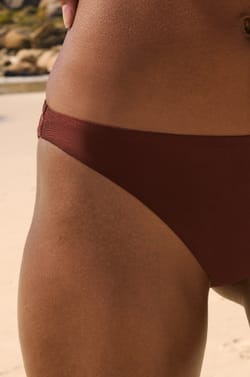 Bas de maillot de bain bikini satin&eacute; avec d&eacute;tail bijou;${refinementColor}
