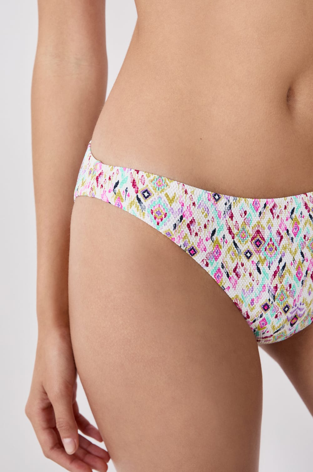 Patterned bikini bottom brief;${refinementColor}