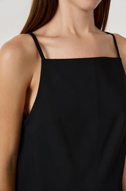 Korte jurk met smalle bandjes;${refinementColor}