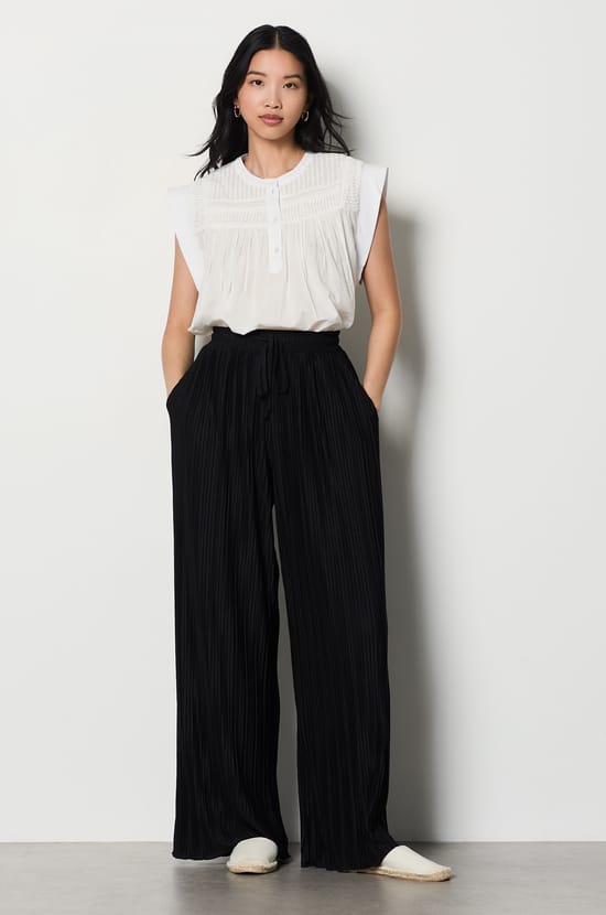 Short-sleeved cotton blouse.;${refinementColor}