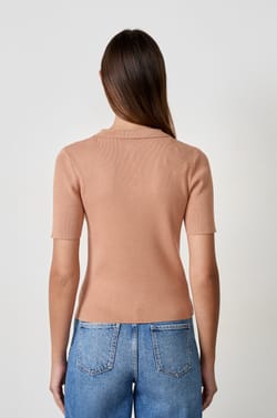 Playera acanalada de manga corta con cuello abotonado;${refinementColor}