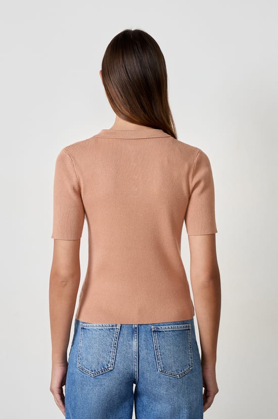 Ribbed short-sleeved T-shirt with buttoned collar;${refinementColor}