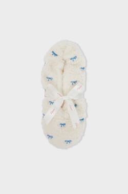 Kapcie w sztucznym futerku z motywami;${refinementColor}