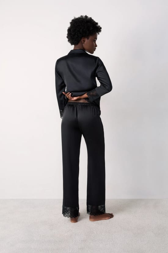 Pantalon de pyjama satin&eacute; d&eacute;tails dentelle;${refinementColor}