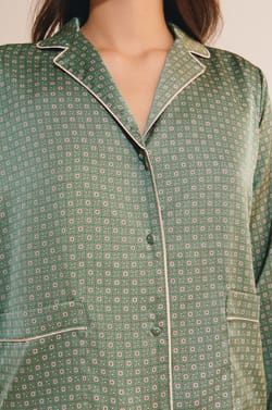 Chemise de pyjama satin&eacute;e &agrave; motifs;${refinementColor}