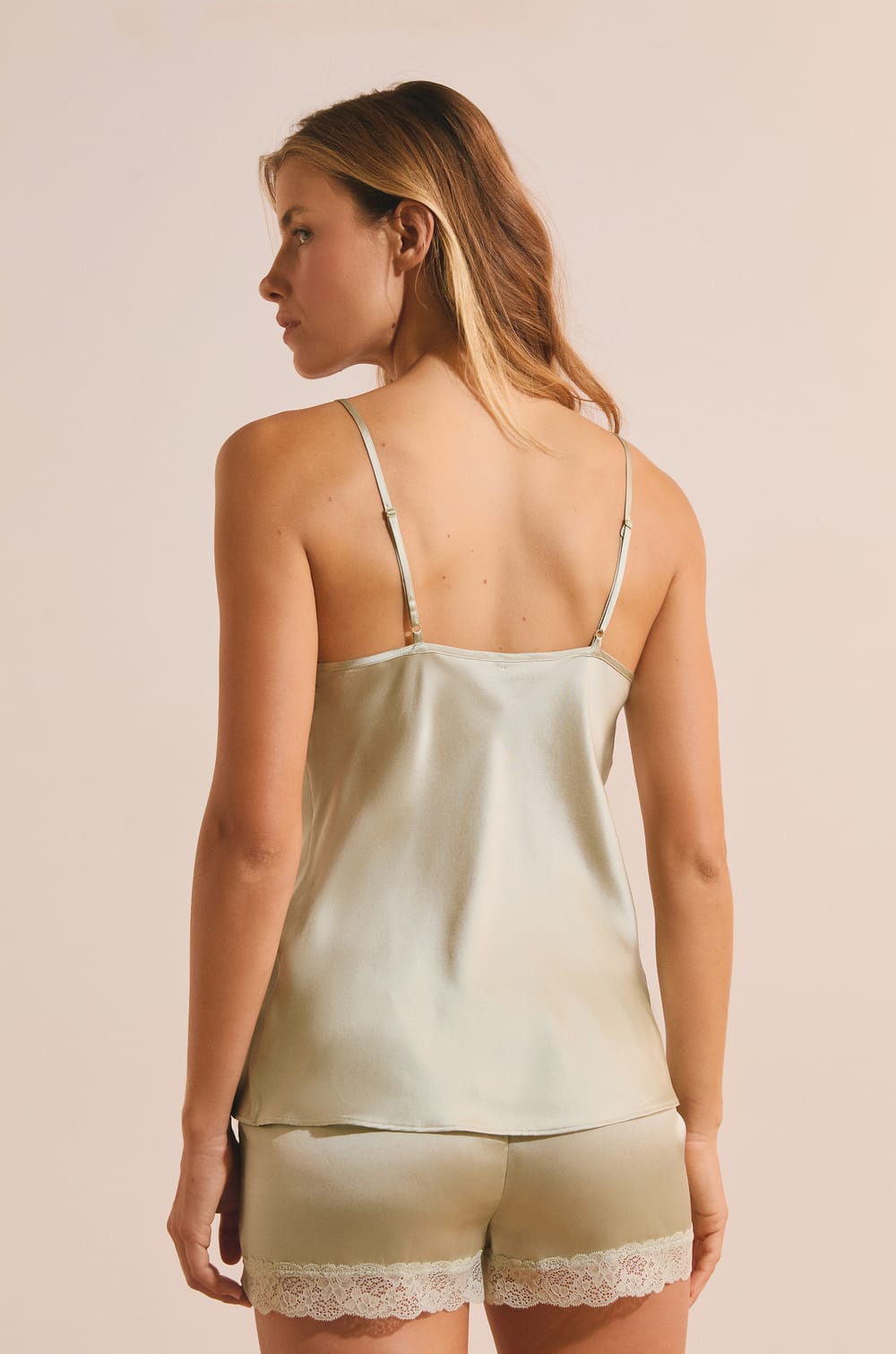 Caraco en soie d&eacute;tails dentelle;${refinementColor}