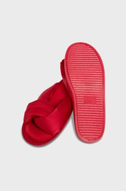 Flip-Flop Slippers;${refinementColor}