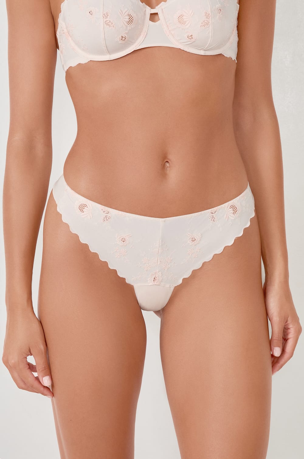 Tanga avec broderie;${refinementColor}