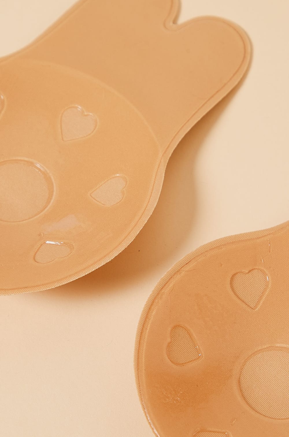 Lifting adhesive bra in fabric;${refinementColor}