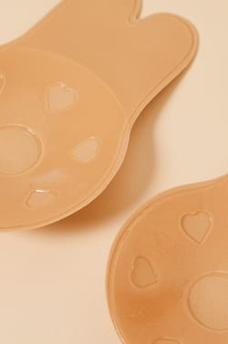 Lifting adhesive bra in fabric;${refinementColor}