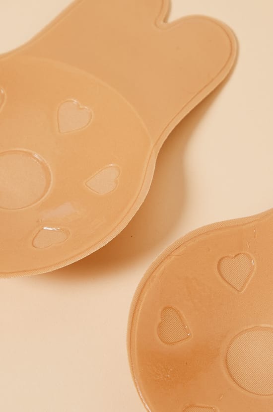 Lifting adhesive bra in fabric;${refinementColor}