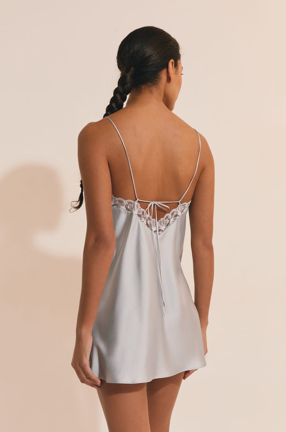 Nuisette de pyjama satin&eacute;e avec d&eacute;tail en dentelle;${refinementColor}