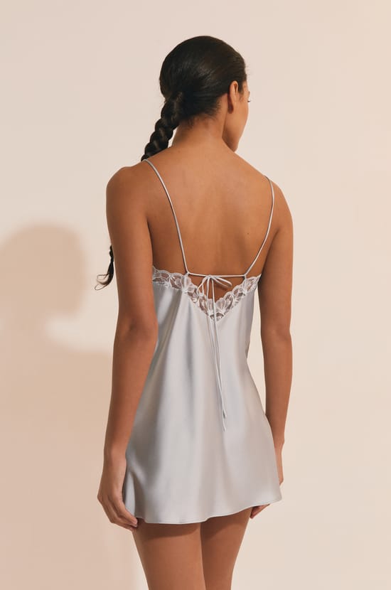 Nuisette de pyjama satin&eacute;e avec d&eacute;tail en dentelle;${refinementColor}