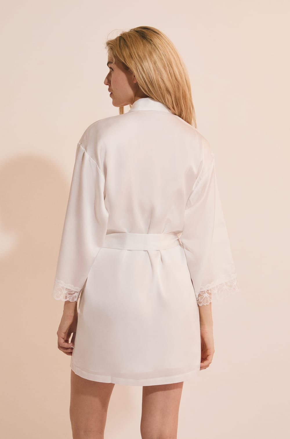 Szlafrok piżamowy satynowy z detalem z koronki;${refinementColor}