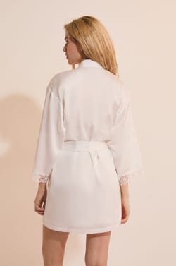 Szlafrok piżamowy satynowy z detalem z koronki;${refinementColor}