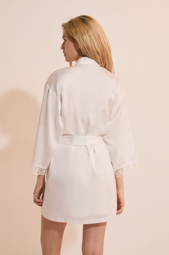 D&eacute;shabill&eacute; de pyjama satin&eacute; avec d&eacute;tail en dentelle;${refinementColor}