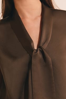 Top satin&eacute; &agrave; col montant;${refinementColor}