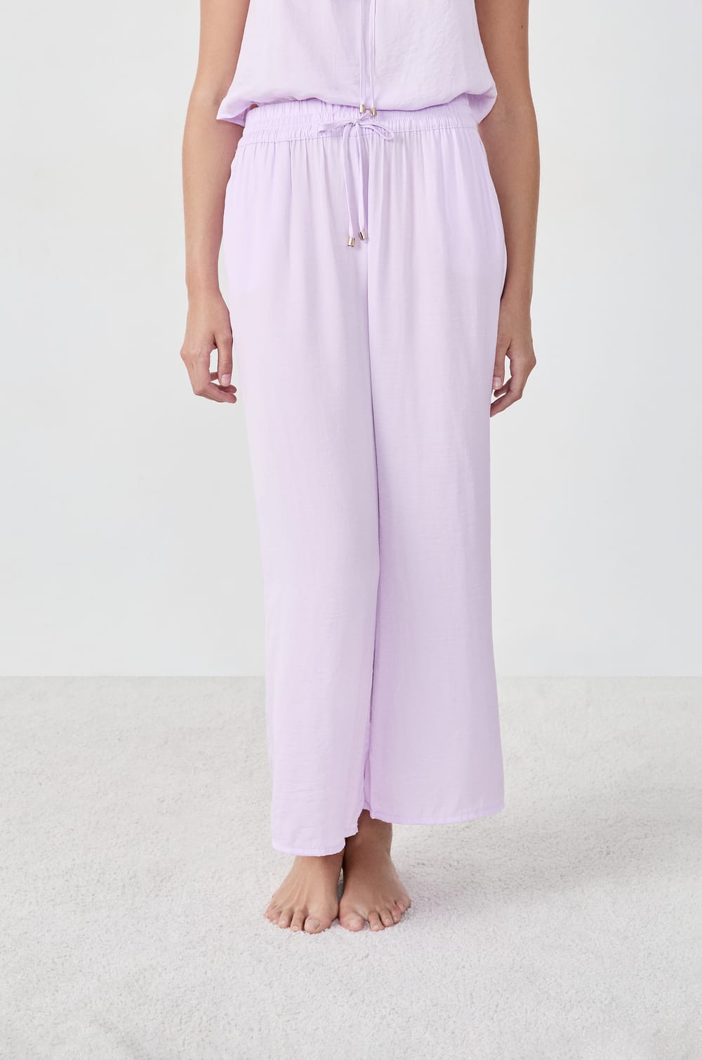 Satinierte 7/8 Hose mit weitem Schnitt;${refinementColor}