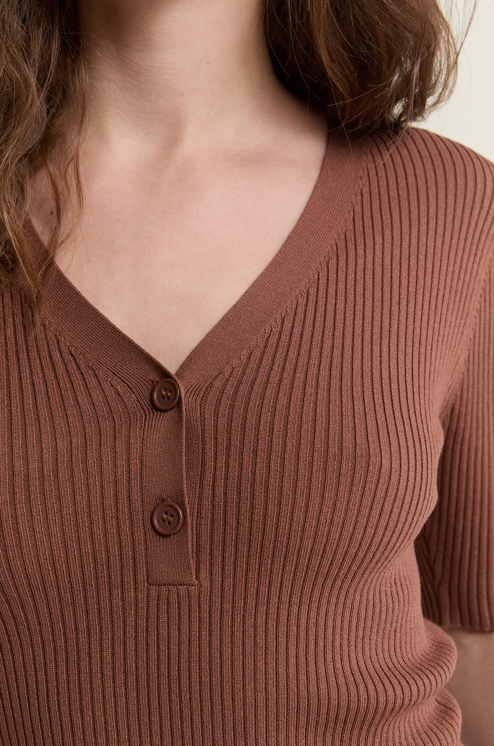 Pull col V manches courtes c&ocirc;tel&eacute;;${refinementColor}