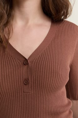 Pull col V manches courtes c&ocirc;tel&eacute;;${refinementColor}