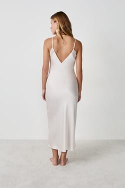 Nuisette satinée à fines bretelles;${refinementColor}