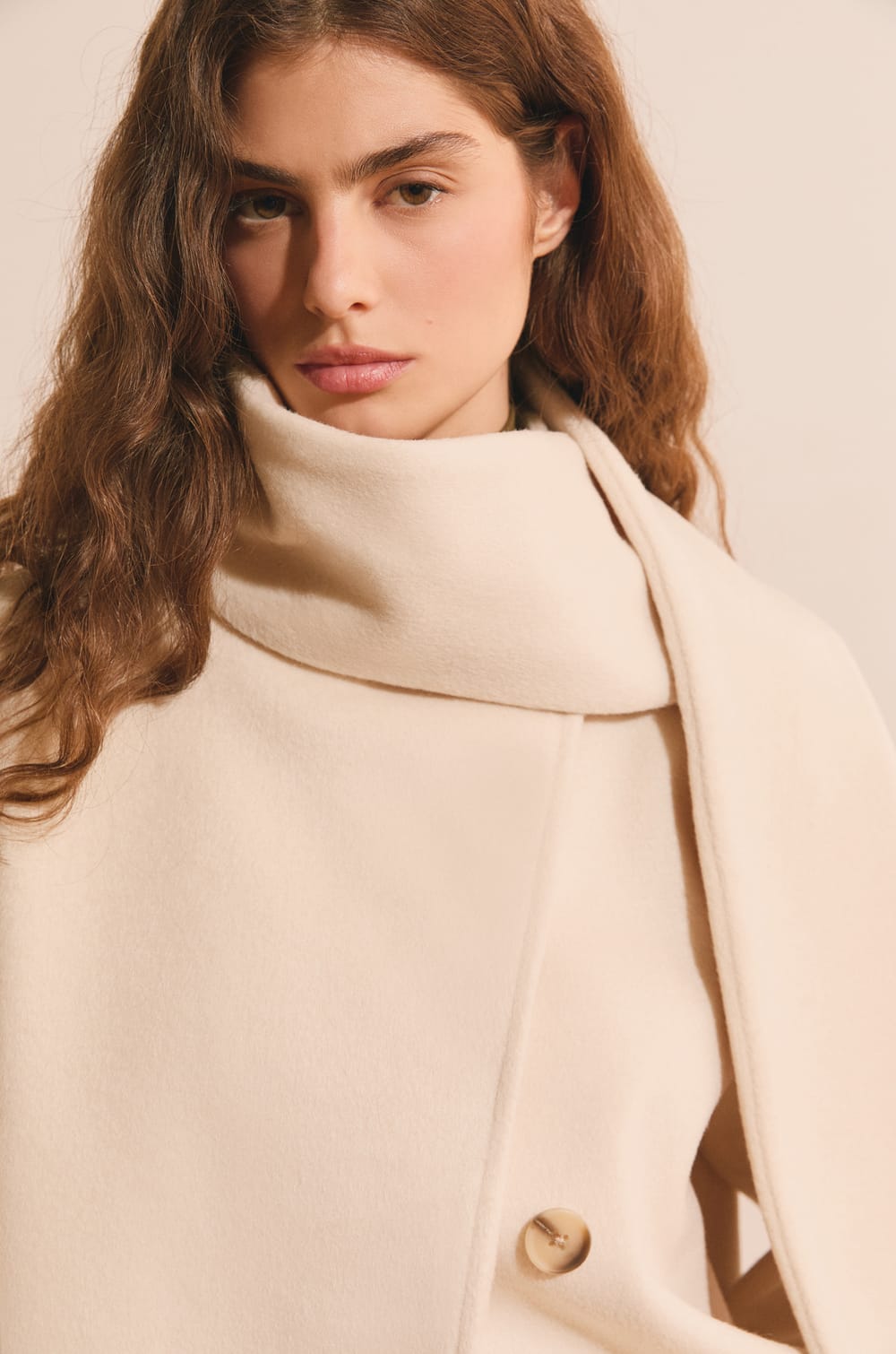 Manteau court avec &eacute;charpe int&eacute;gr&eacute;e et laine;${refinementColor}