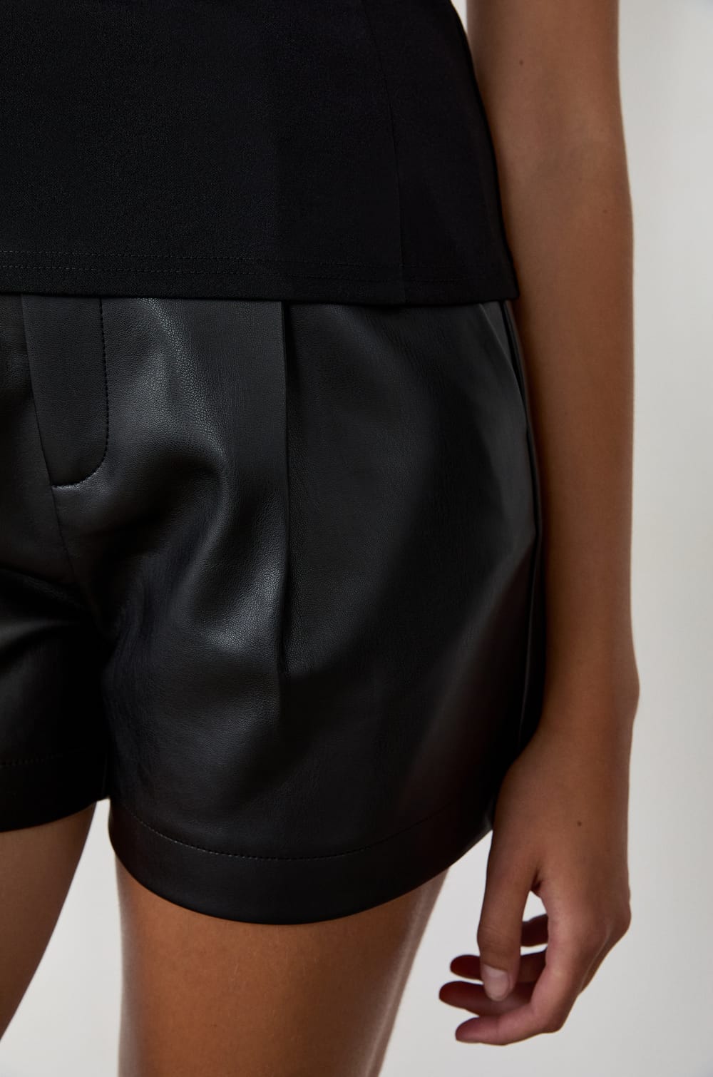 Short court en simili cuir;${refinementColor}