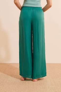 Pantalon de pyjama satin&eacute; coupe large;${refinementColor}