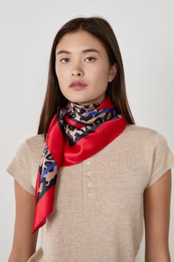 Foulard à imprimés effet satin;${refinementColor}