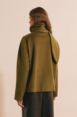 Manteau court avec &eacute;charpe int&eacute;gr&eacute;e et laine;${refinementColor}