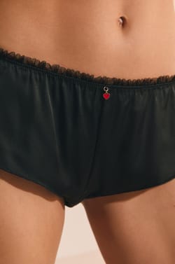 Shorty satin&eacute; avec charm;${refinementColor}