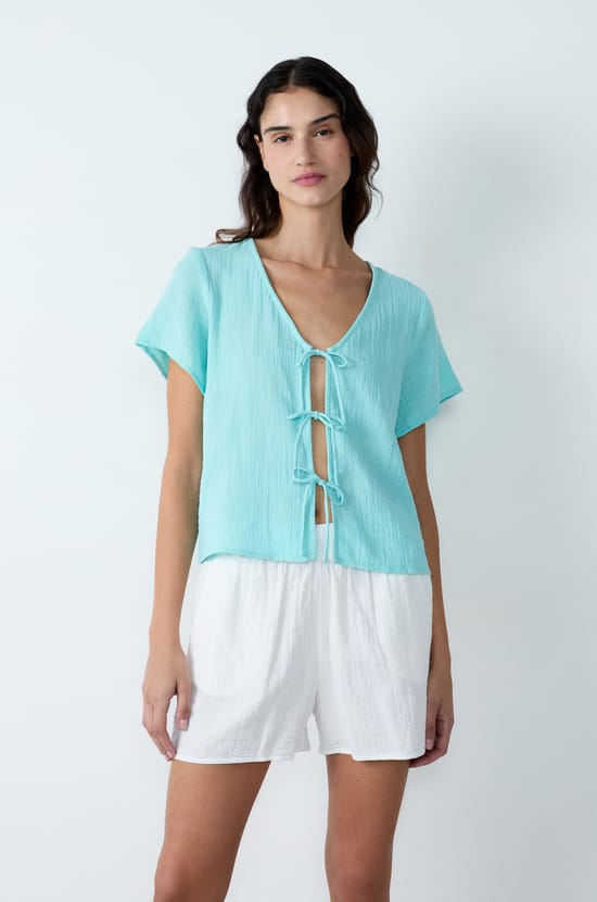 Short-sleeved cotton shirt with knots;${refinementColor}