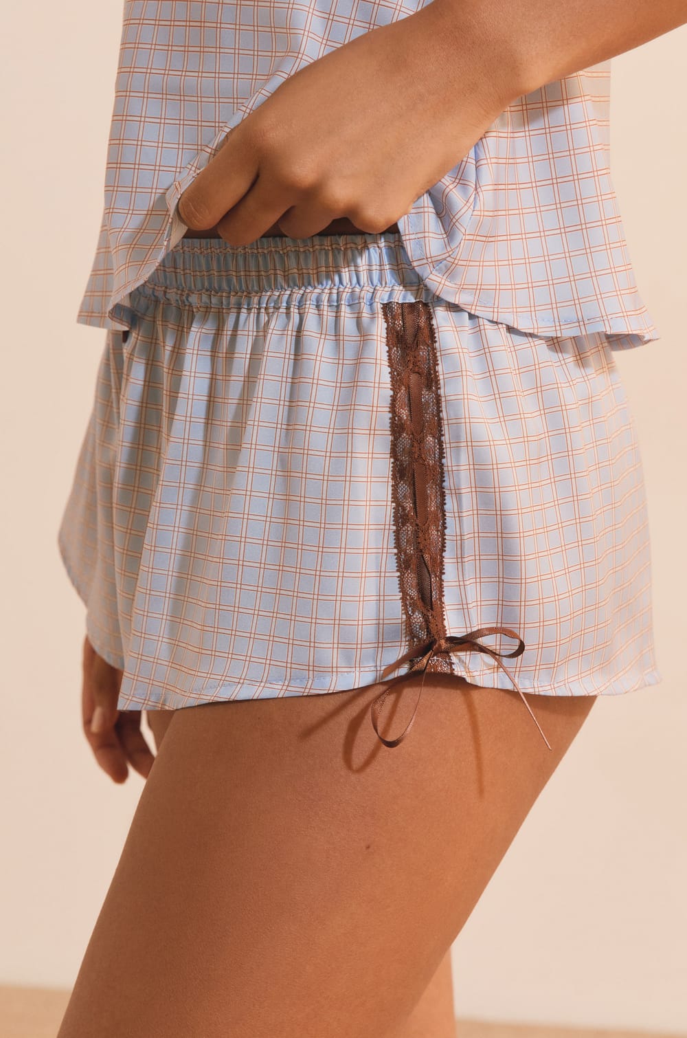 Short satin&eacute; &agrave; carreaux avec d&eacute;tails en dentelle;${refinementColor}